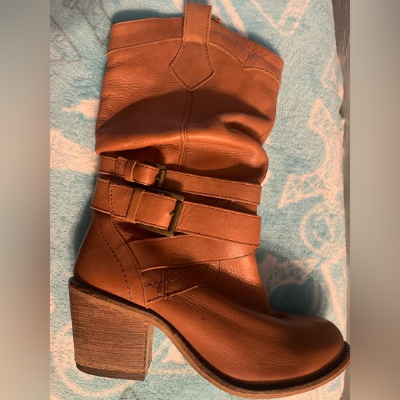 Leather boots with buckles & heels - Picture 3 of 3